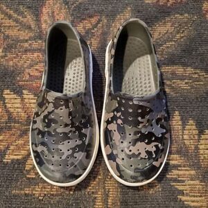 Baby GAP Grey camo perforated water slip-on shoes Size 7/8 /15 cm